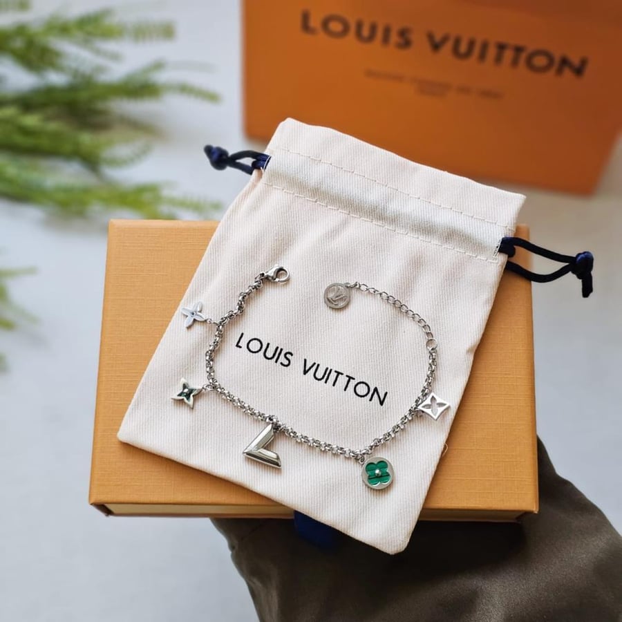 إسوارة LOUIS VUITTON إسوارة LOUIS VUITTON معدن فضي