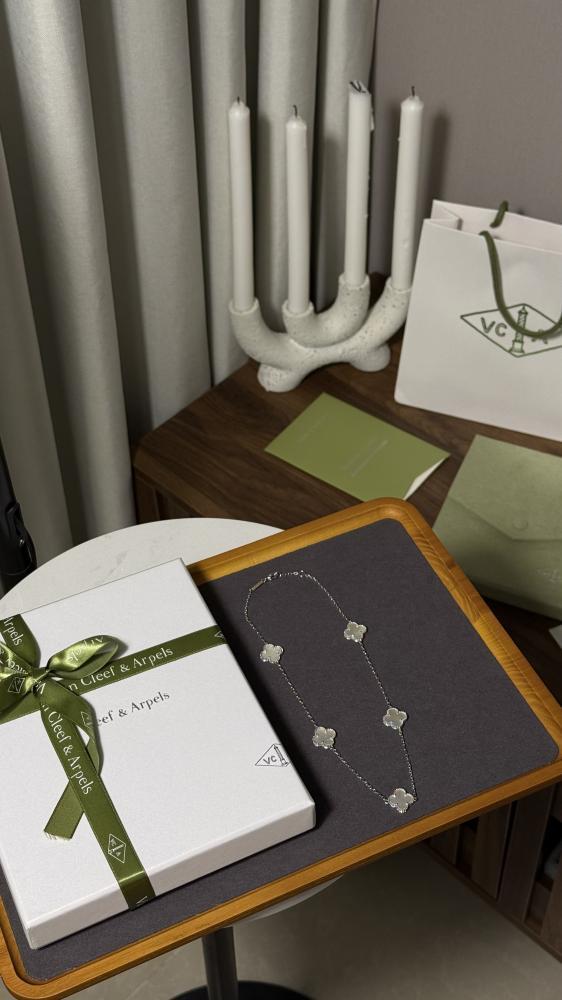 سلسال Van Cleef & Arpels - عقد فان كليف آربلز الامبرا Van cleef - معدن فضي - ابيض