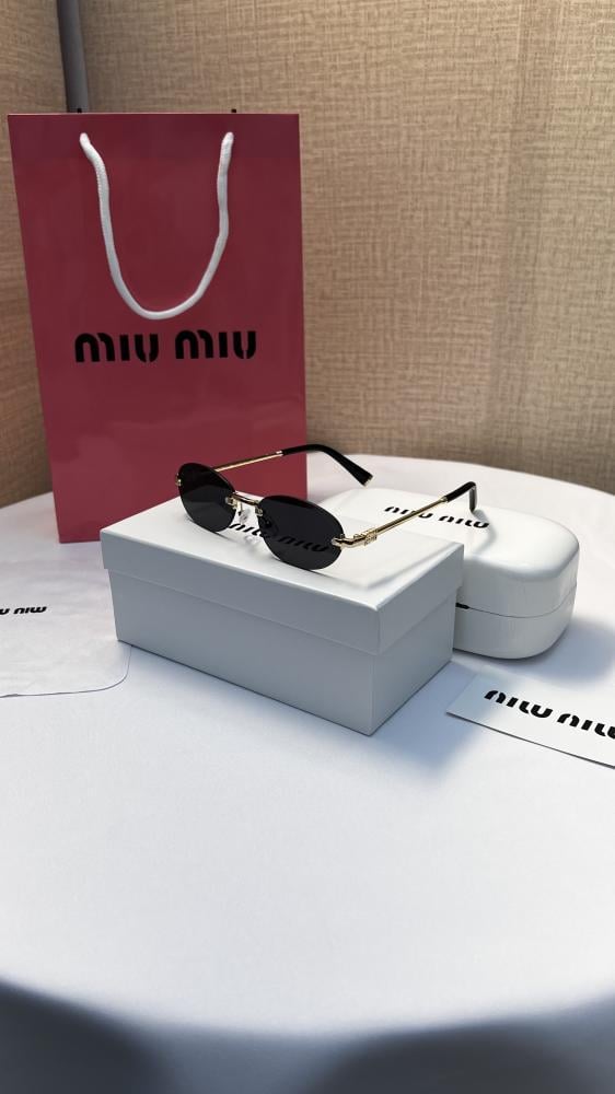 نظارة miu miu أطار ذهبي عدسة أسود