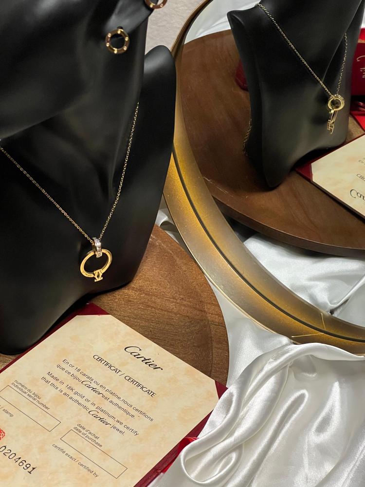 سلسال Cartier ذهبي فصوص