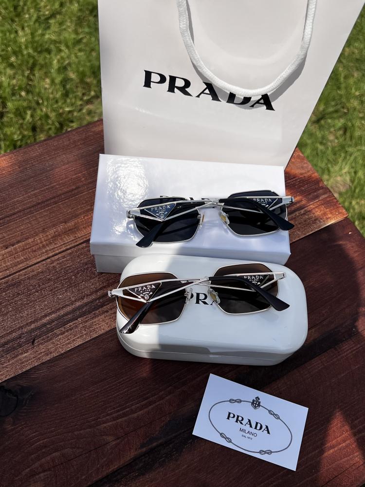نظارة PRADA - نظارة شمسية لونين( بني اطار ذهبي - اسود اطار فضي )