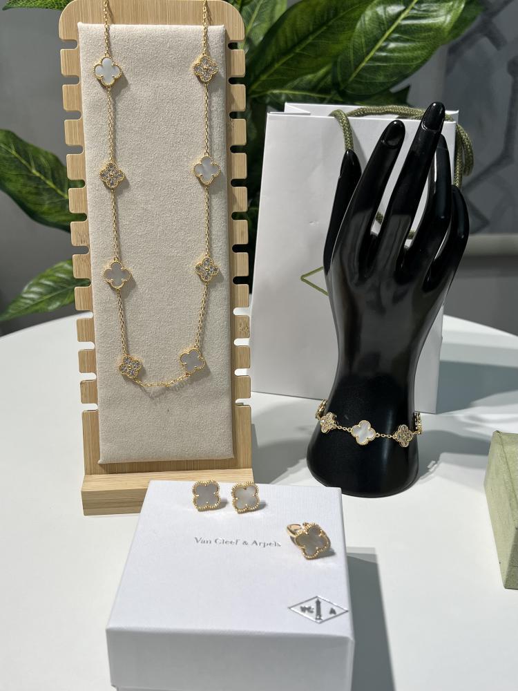 طقم إكسسوارات Van Cleef & Arpels - طقم van cleef ذهبي