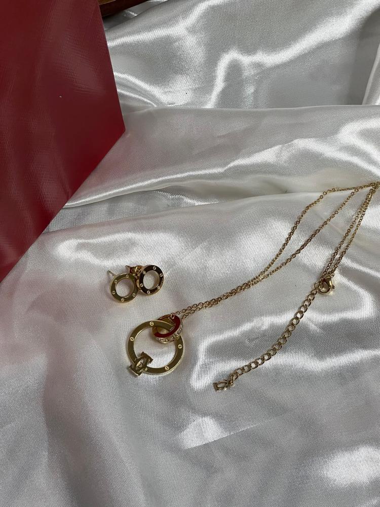 سلسال Cartier ذهبي فصوص