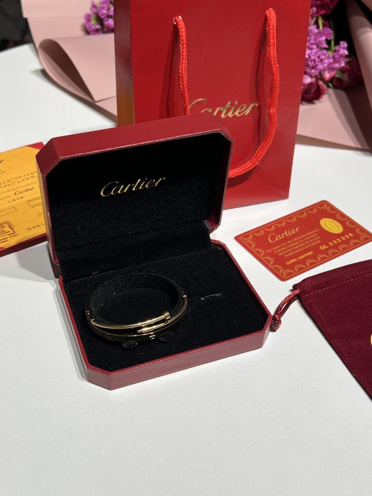 إسوارة Cartier ذهبي