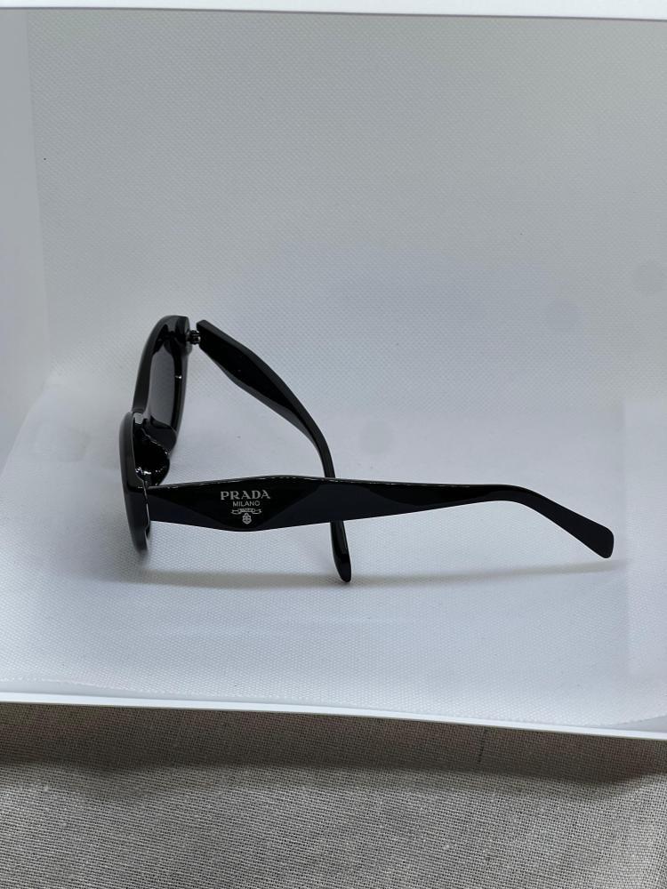 نظارة PRADA المشهورة