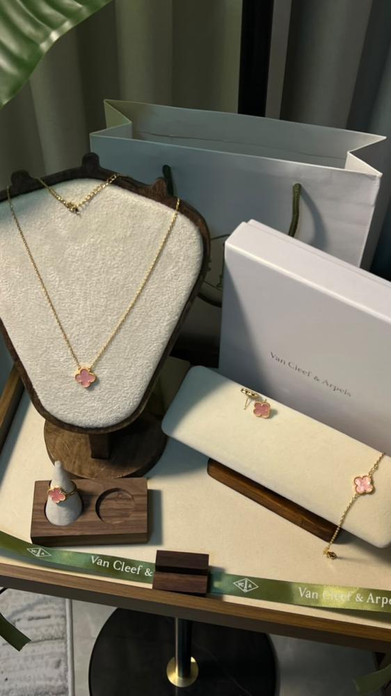 طقم إكسسوارات Van Cleef Arpels طقم Van Cleef Arpels V Dوردي