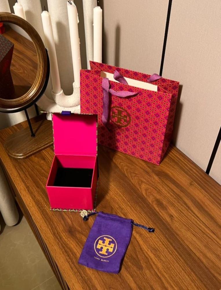 سلسال مع حلق TORY BURCH معدن ذهبي بفصوص كرستال زركون