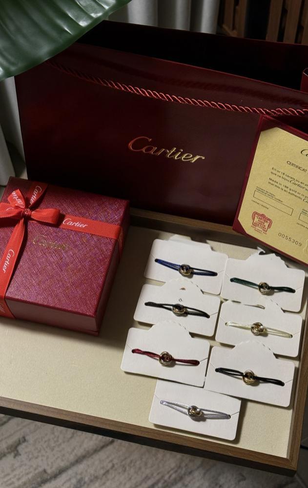 إكسسوار Cartier مجموعة أساور Cartier خيط