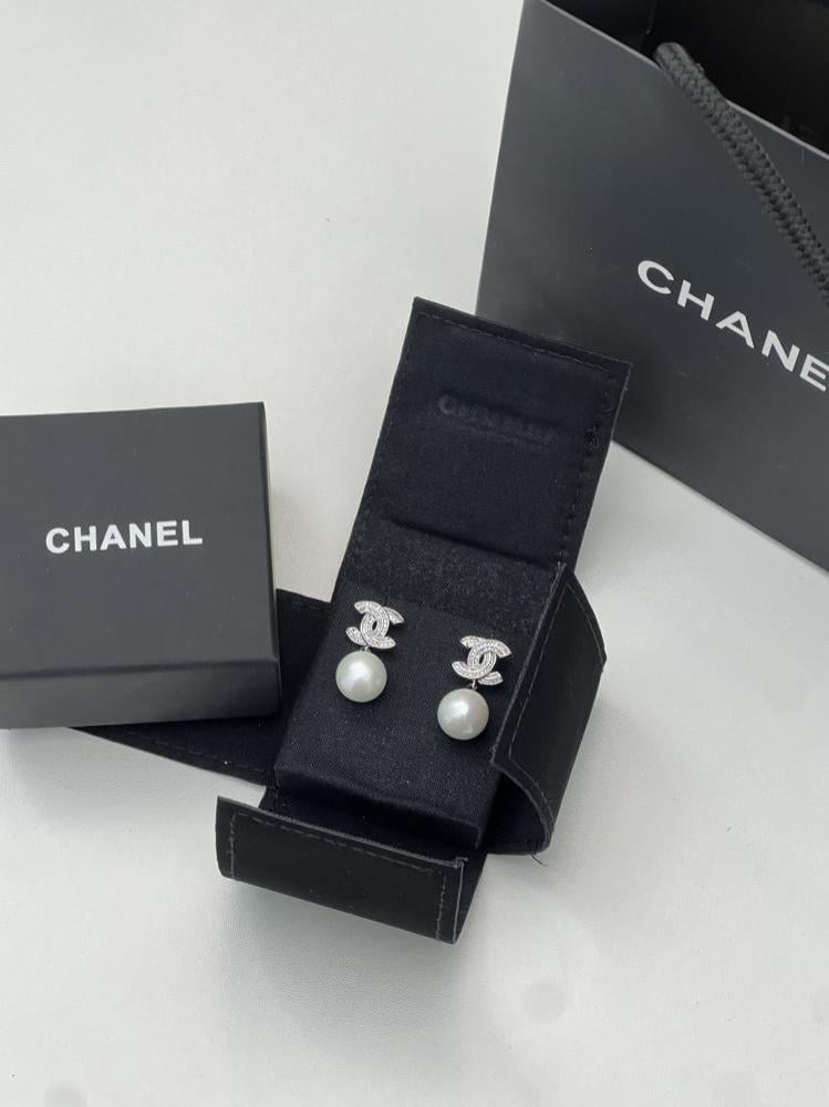 حلق CHANEL فضي