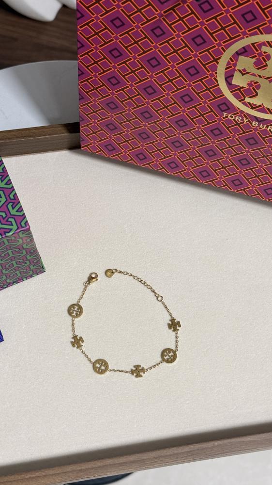 إسوارة TORY BURCH معدن ذهبي بفصوص