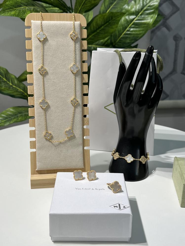 طقم إكسسوارات Van Cleef & Arpels - طقم van cleef ذهبي