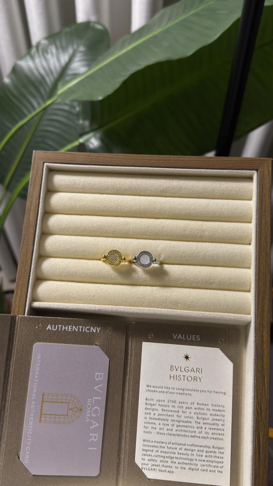 خاتم BVLGARI جهتين ، كرستالات وصدفي متحرك