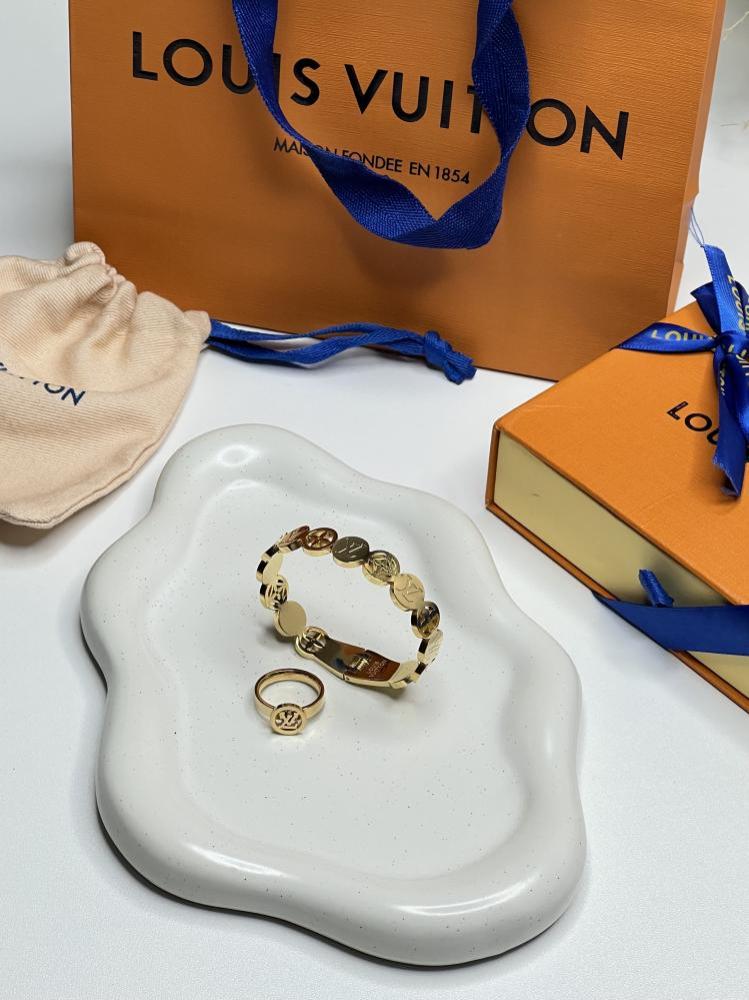 خاتم LOUIS VUITTON - اسورة + خاتم (مقاس 14 )