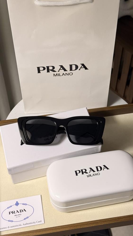 نظارة PRADA المشهورة