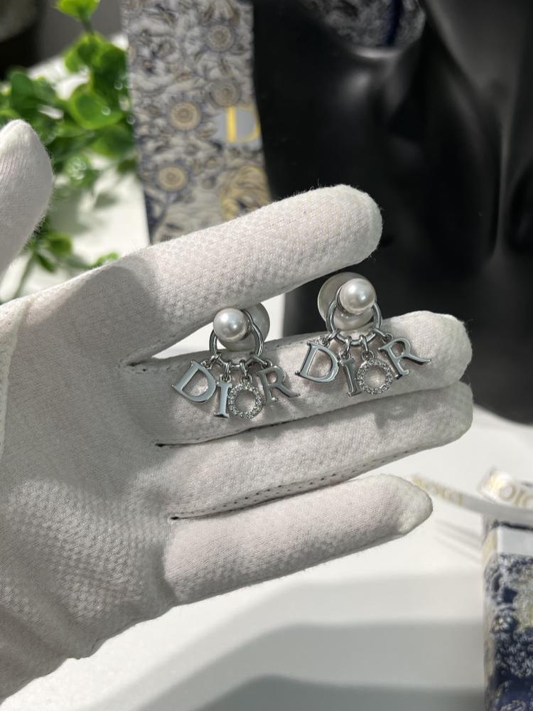 حلق Dior فضي