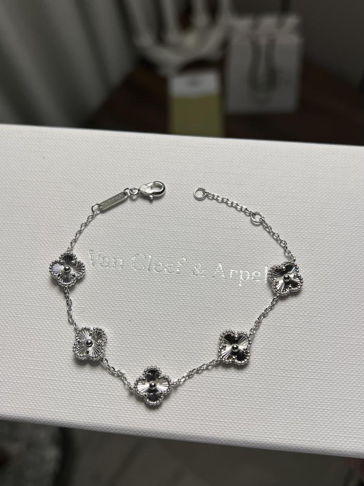 إسوارة Van Cleef Arpels إسوارة Van Cleef Arpels إسوارة Van cleef فضي صغير