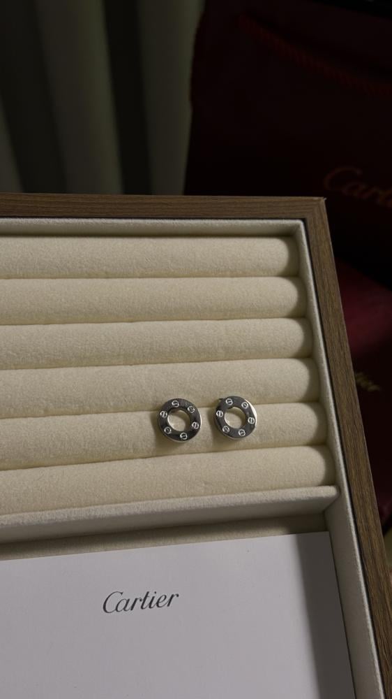 سلسال مع حلق Cartier فضي