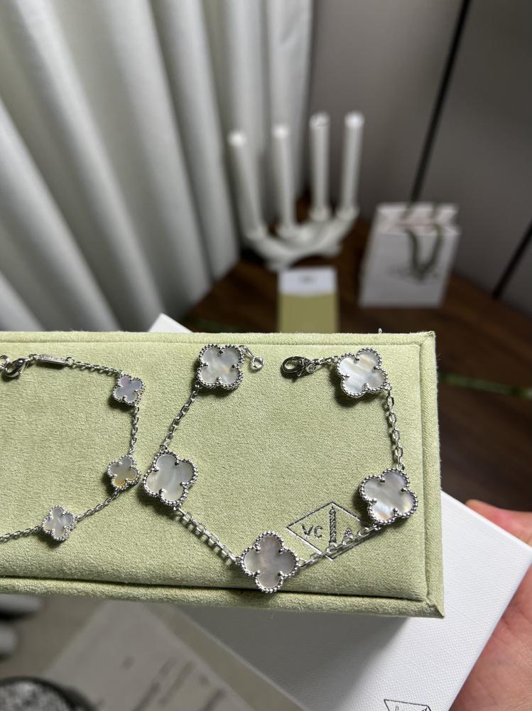 إسوارة Van Cleef & Arpels - إسوارة Van cleef فضي - كبير + مني