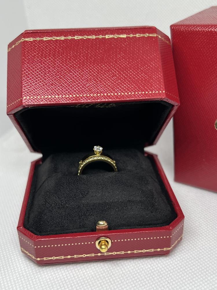 خاتم Cartier الذهبي