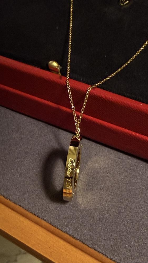 سلسال مع حلق Cartier ذهبي