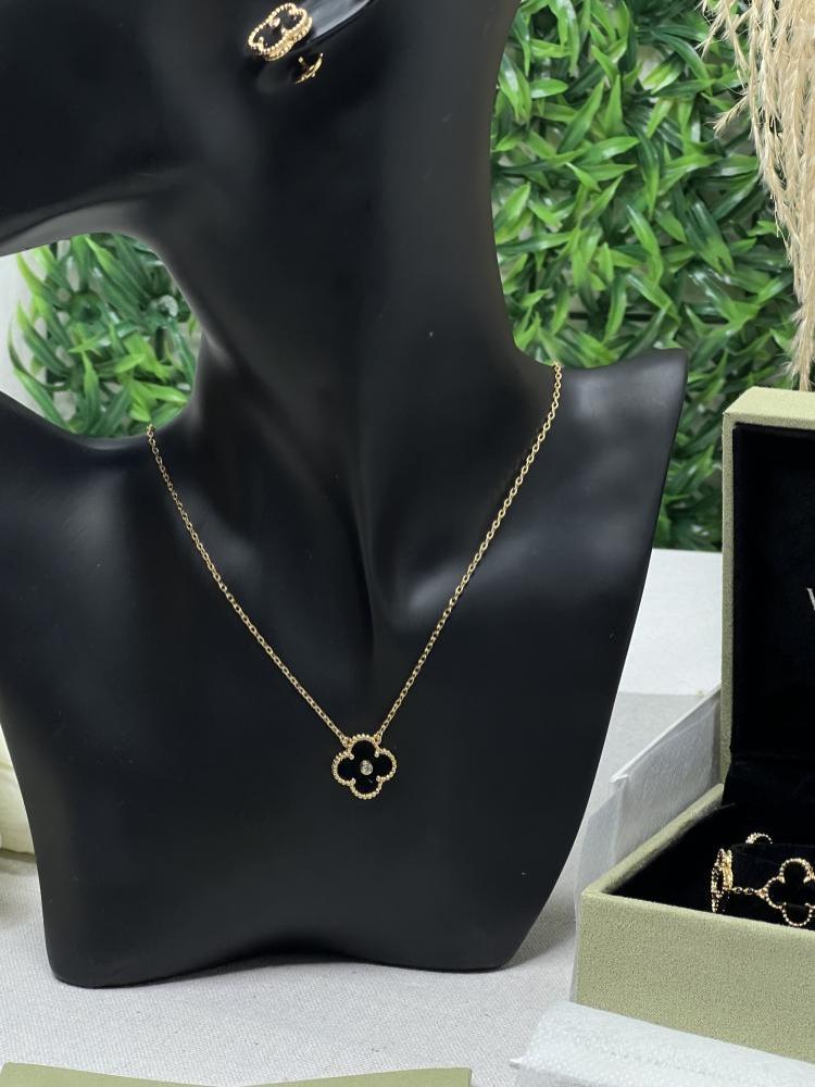 طقم van cleef  ذهبي - اسود