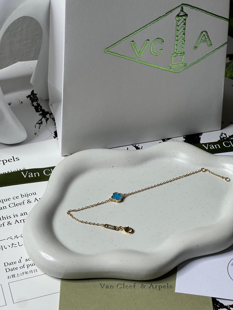 إسوارة Van cleef ذهبي -صدفي