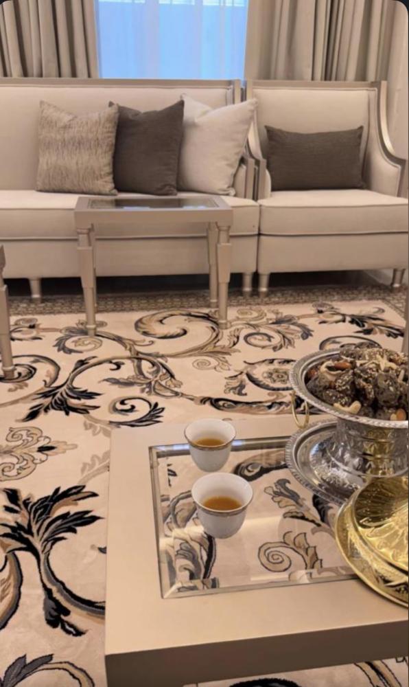 طاولة خدمة حبه