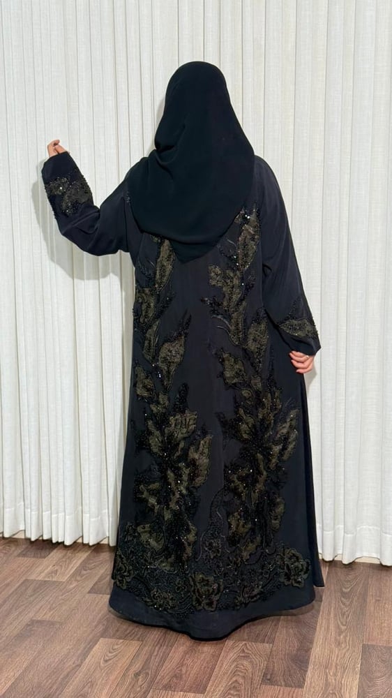 عبايه فخمه للمناسبات من الكريب المغسول والشك بقصه كلوش