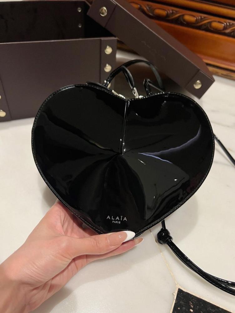 Alya bag in the shape of a heart