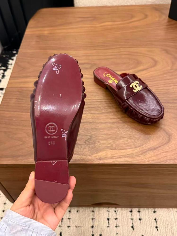 حذاء وسليبرز وصندل شانيل