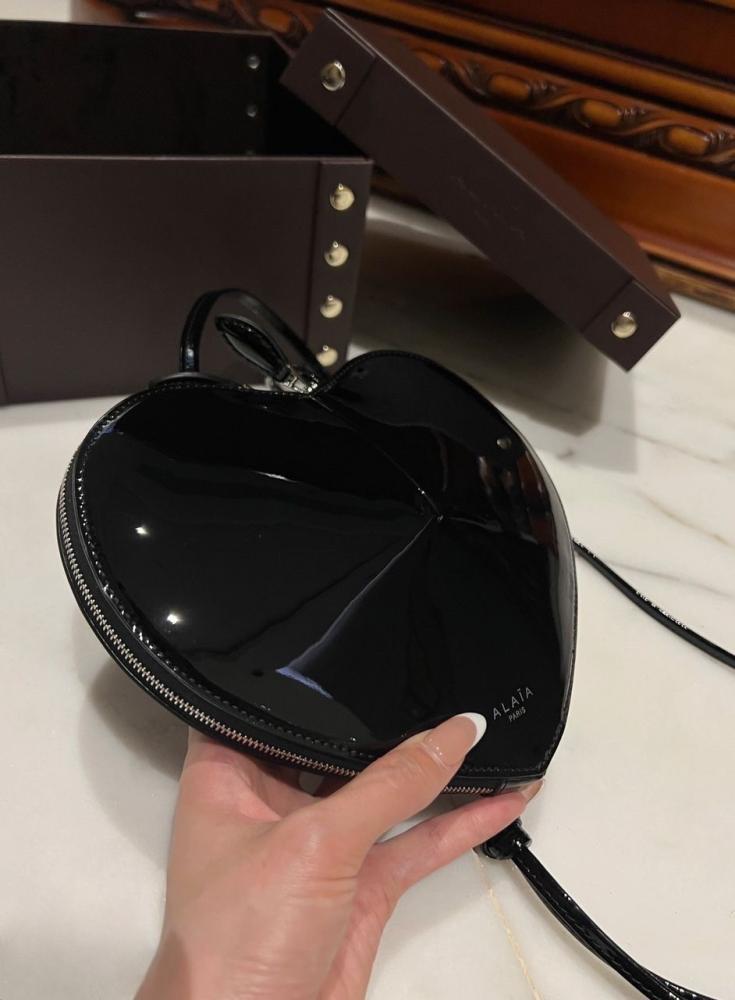 Alya bag in the shape of a heart