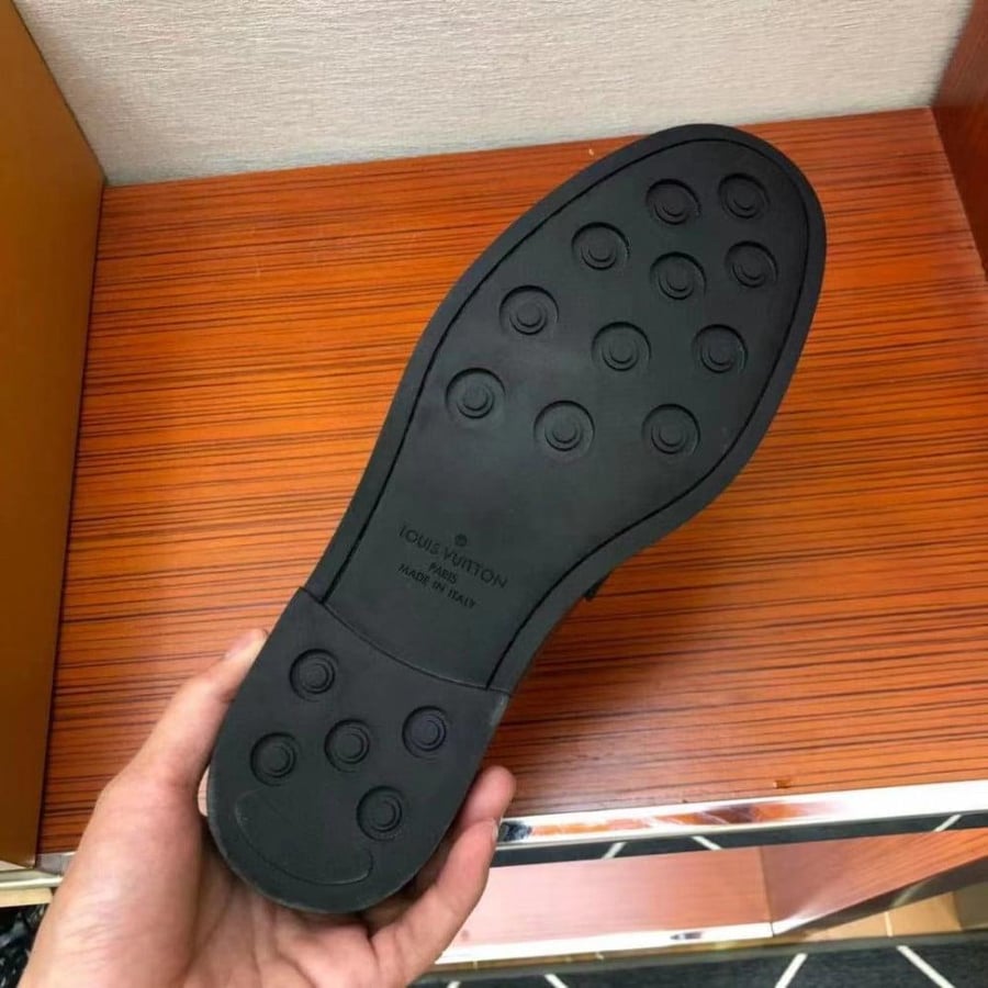 حذاء لويس فيتون