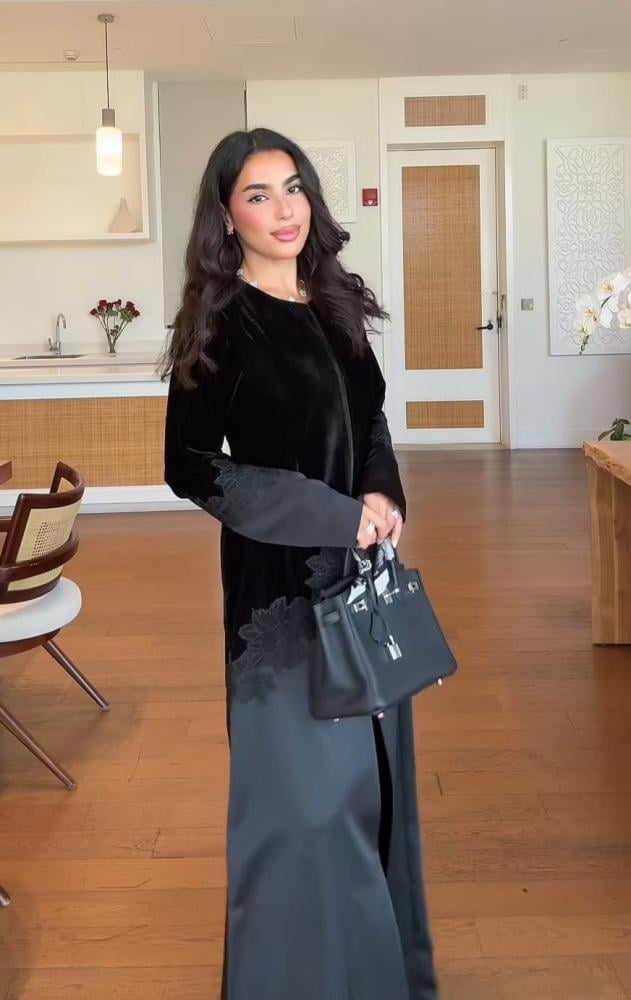 عباية مخمل ملكي مع ستان وتطريز دانتيل