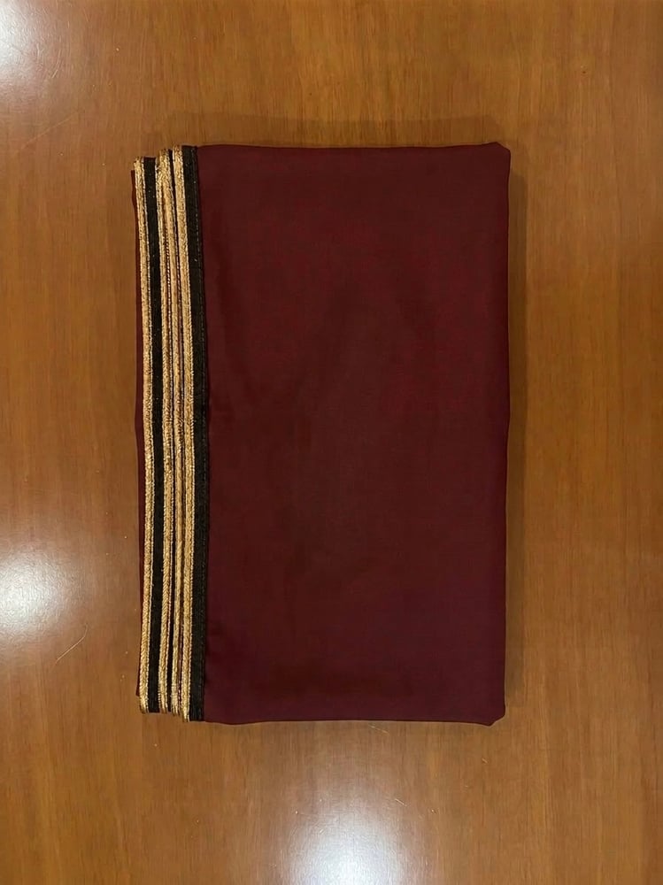 طرحه احمر مارون مع شريط اسود وقيطان ذهبي