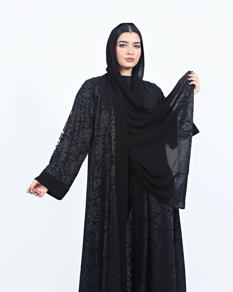 عباية دانتيل أسود مبطنة بشيفون ليزر كوري