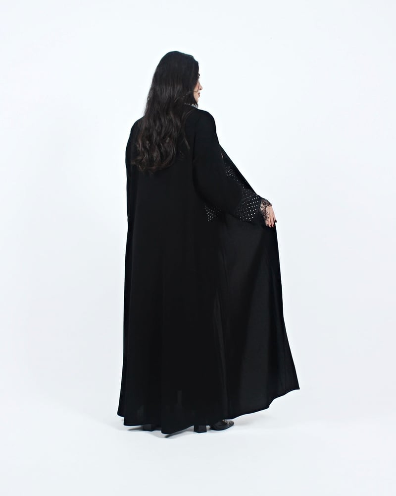 عباية بليزر كريب أسود مع شيفون منقط ودانتيل