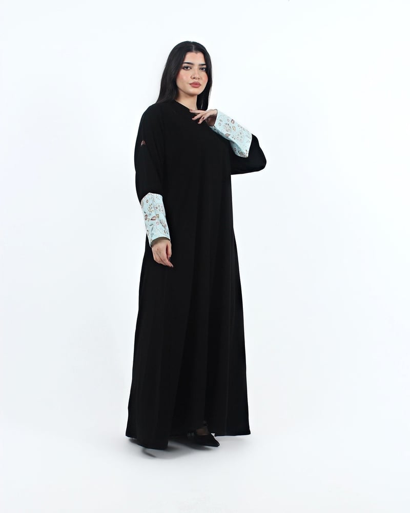 عباية كريب ملكي سوداء بأكمام مطرزة بنقوش