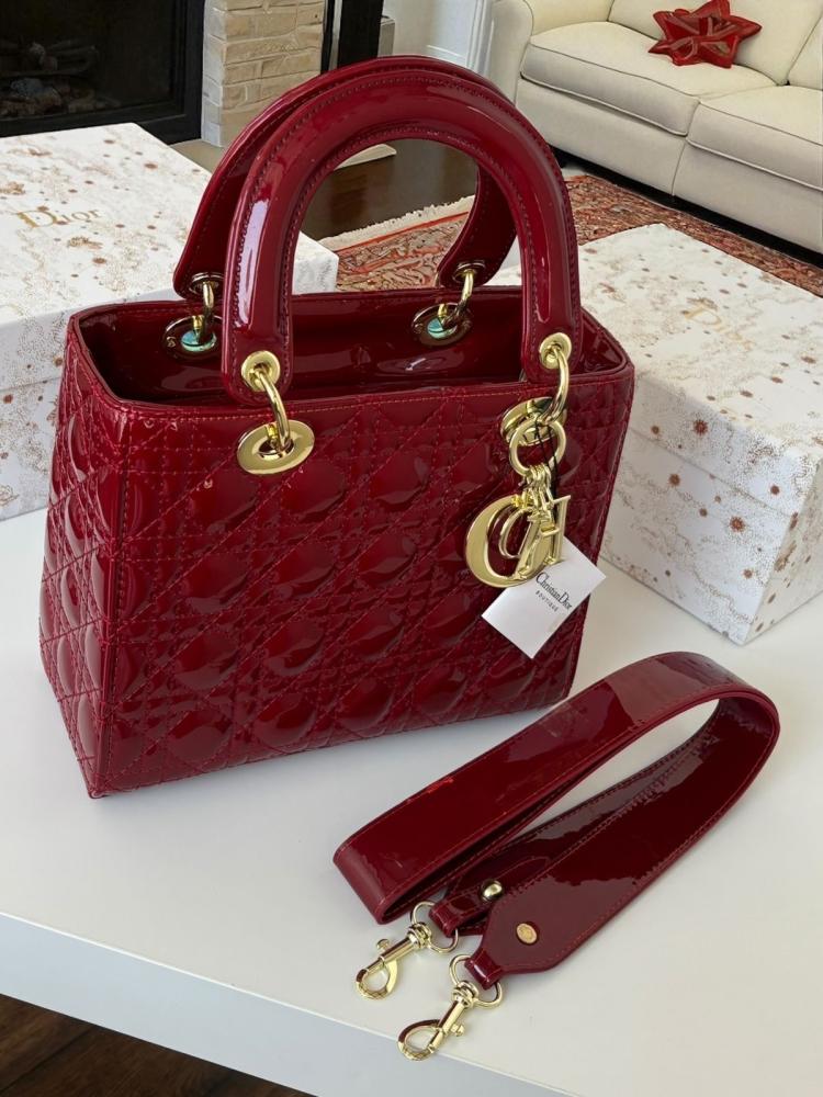 Dior's red bag: Shine with absolute elegance and attractiveness!