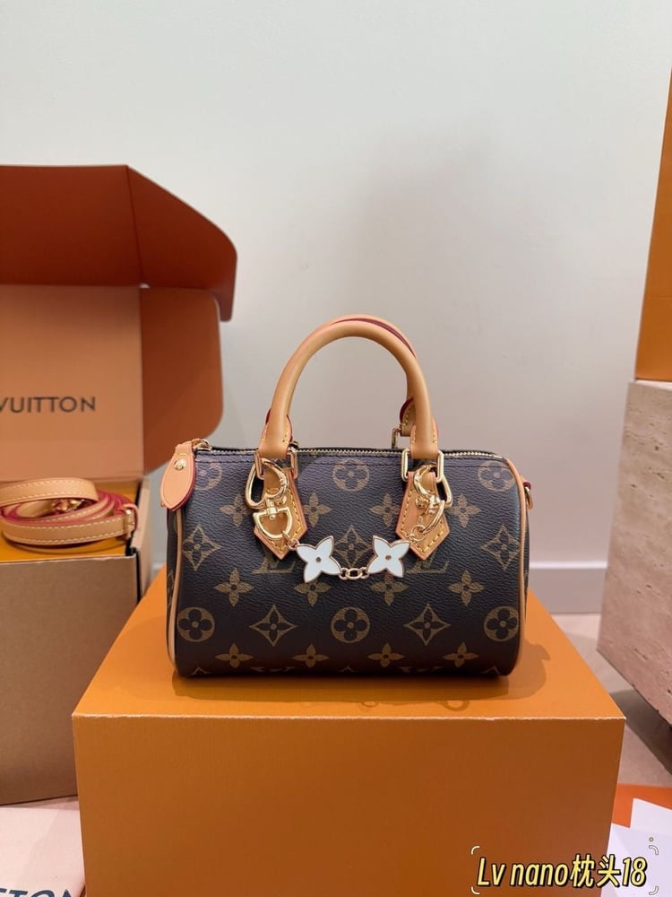 LV bag size 18cm
