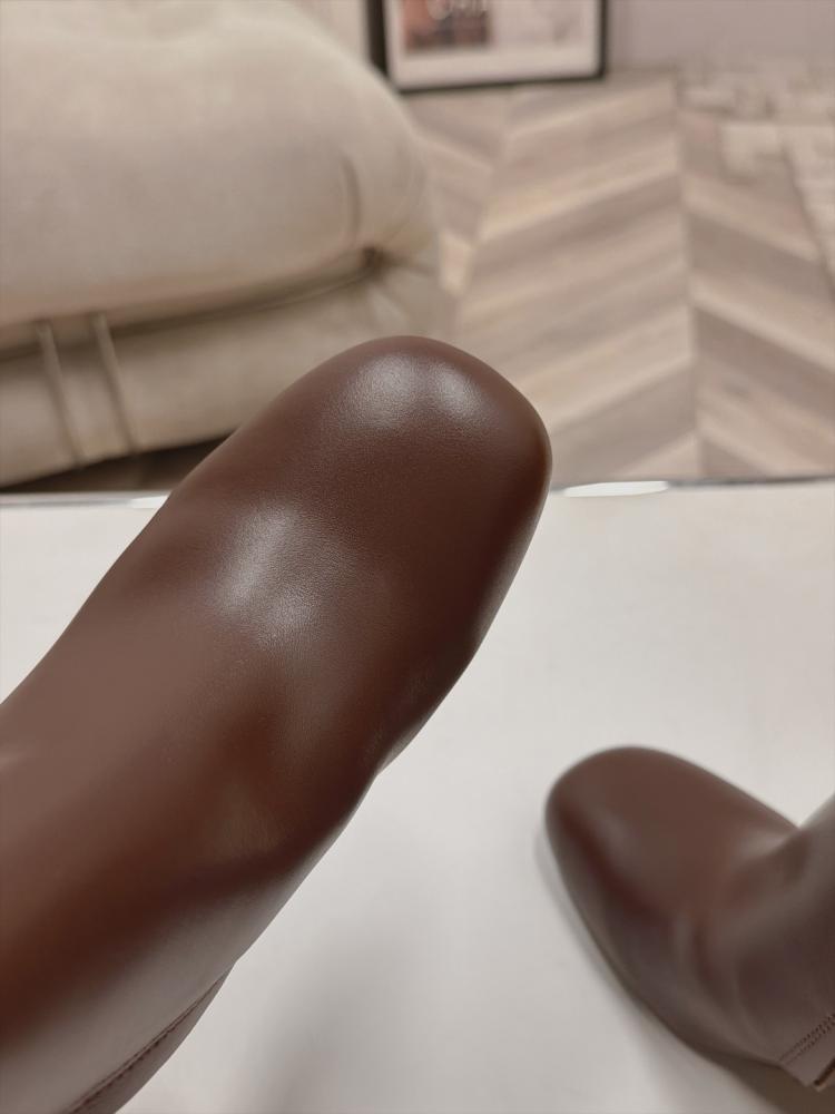بوت LV كعب