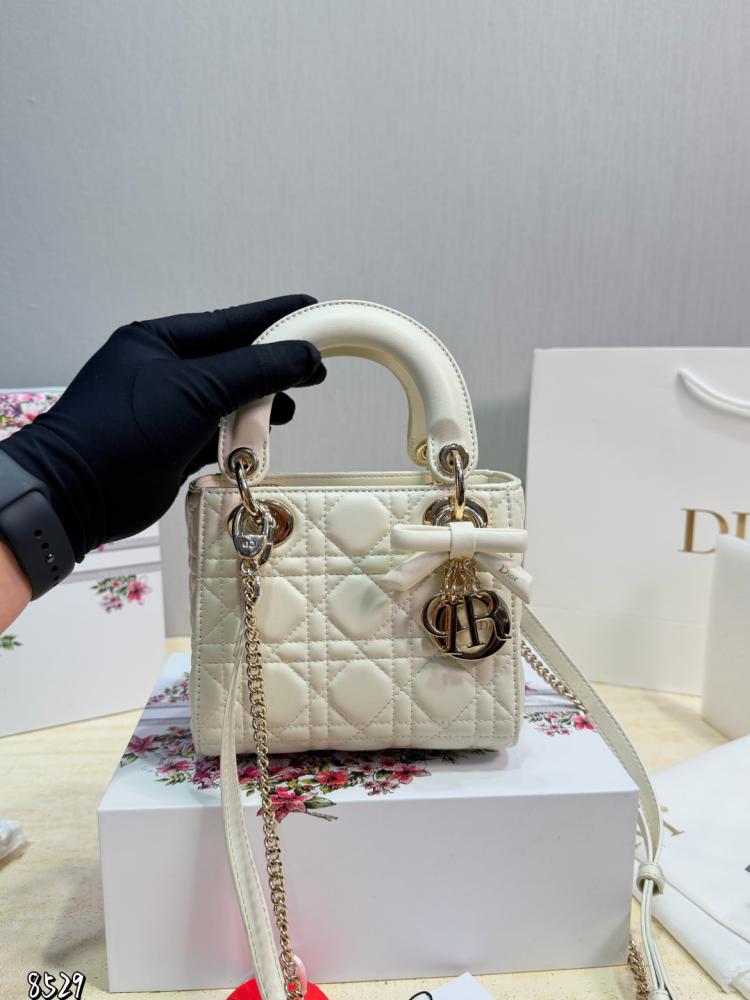 Lady Dior بفيونكه