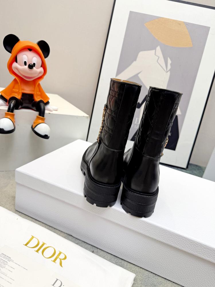 بوت أسود مع شعار Dior بلون روز قولد