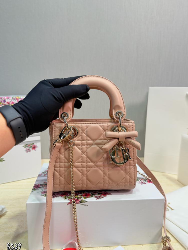 Lady Dior بفيونكه