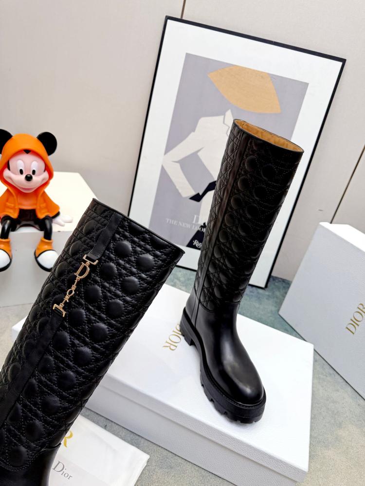 بوت أسود مع شعار Dior بلون روز قولد
