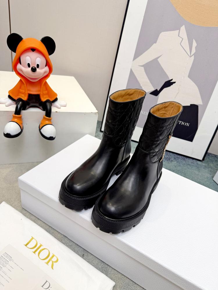بوت أسود مع شعار Dior بلون روز قولد
