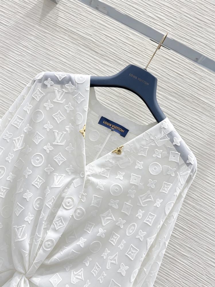 بلوزة من Louis Vuitton باللون الأبيض
