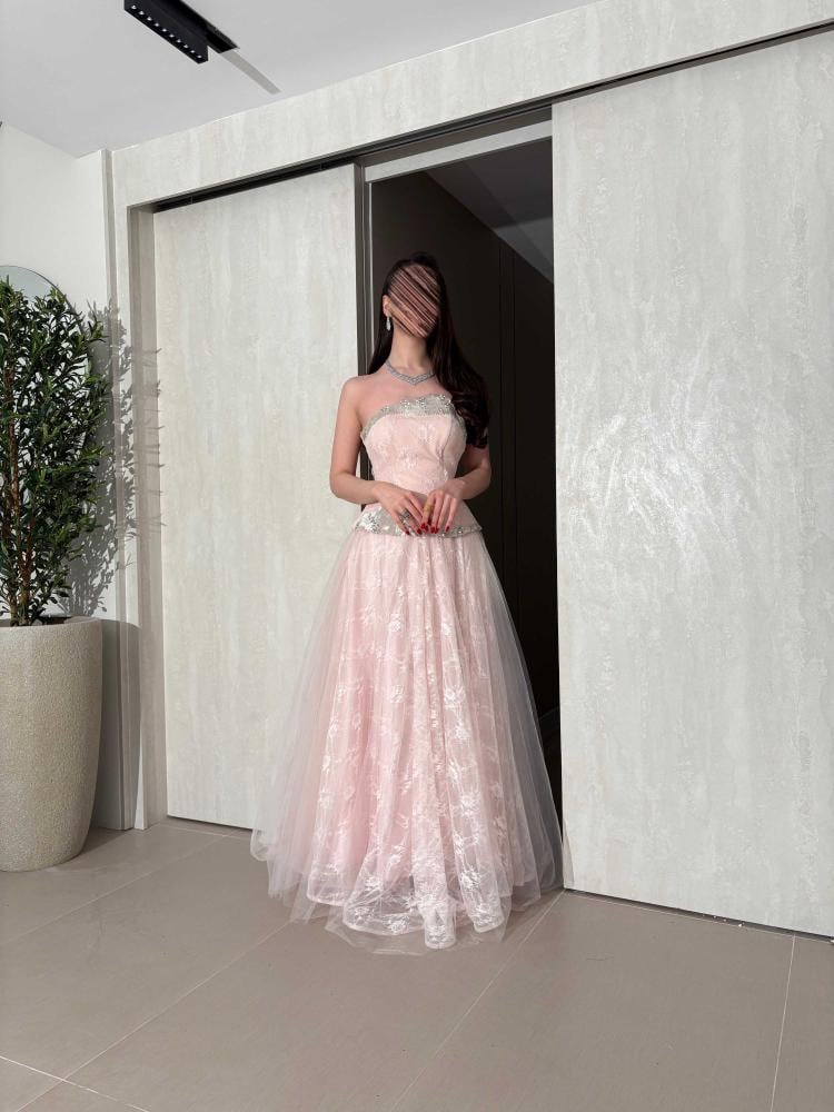 فستان سهرة مطرز بكلوش طويل