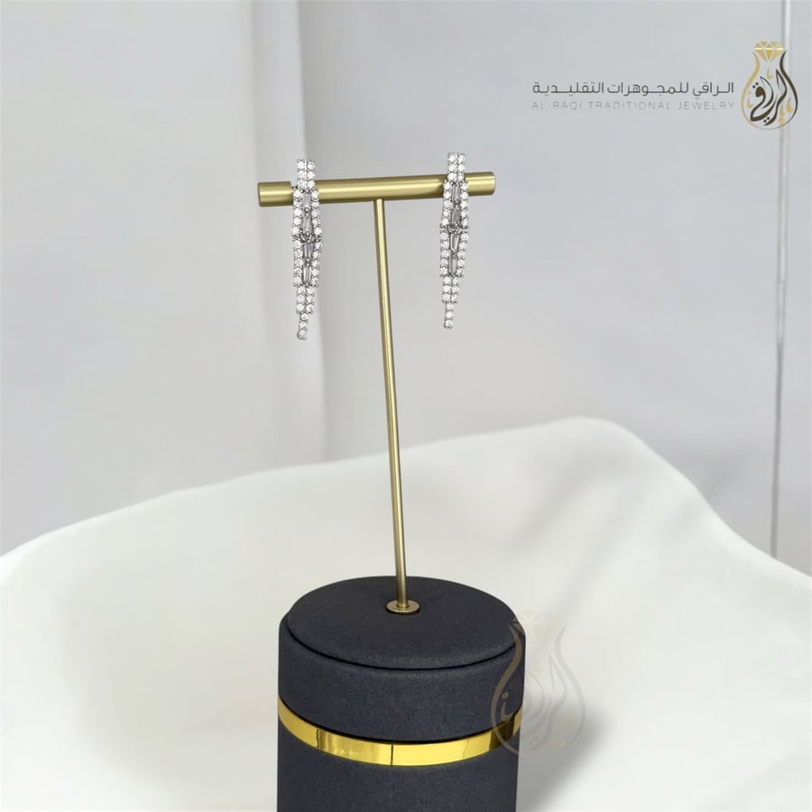 طقم بتصميم إنسيابي مرصع بزركون