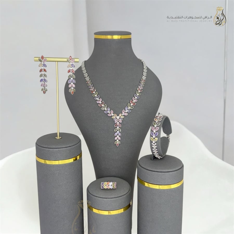 A luxuriously designed set studded with zircon
