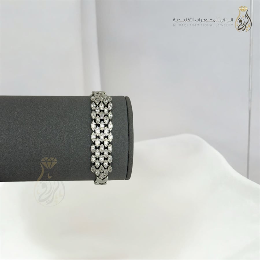 Silver bracelet with an interlocking design